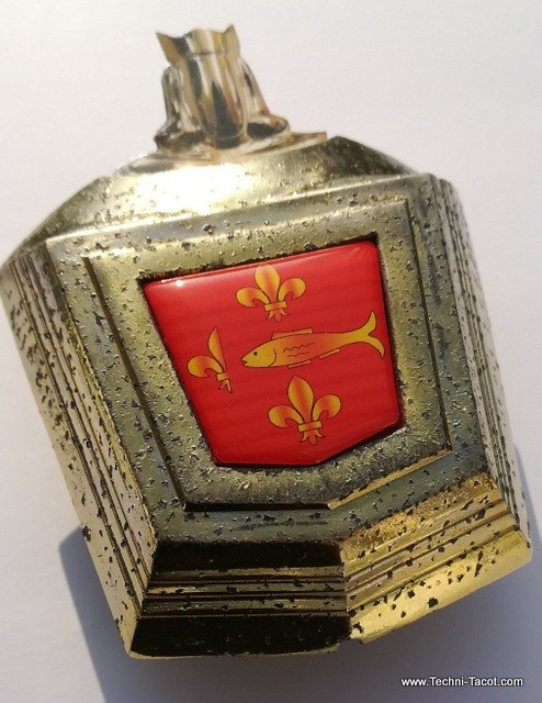 Insigne Poissy coffre arrière Simca Versailles